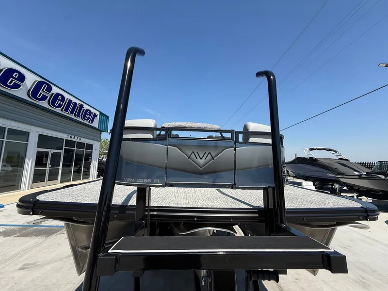 Slide: The Image of Avalon 25' Venture 85 Platinum Elite Windshield w/250HP! 2026 - 11