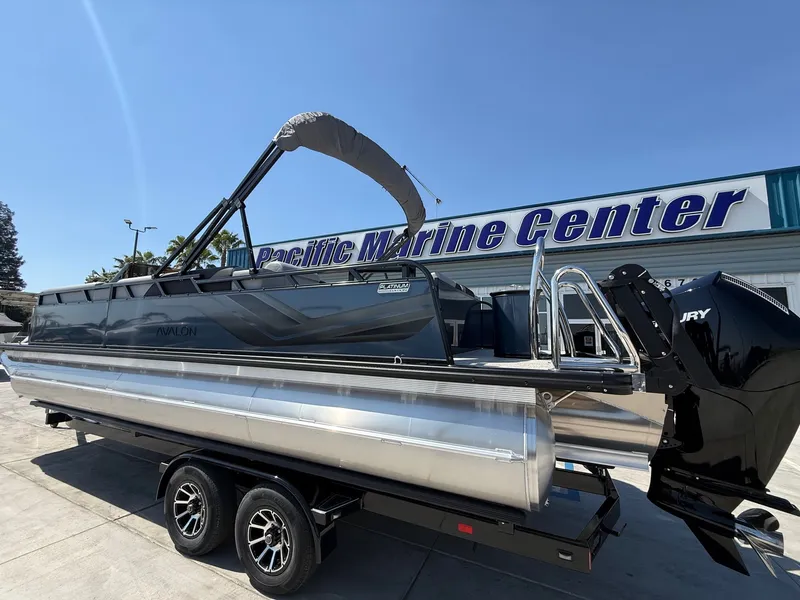 Slide: The Image of Avalon 25' Venture 85 Platinum Elite Windshield w/250HP! 2026 - 12