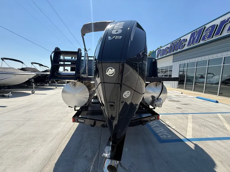 Slide: The Image of Avalon 25' Venture 85 Platinum Elite Windshield w/250HP! 2026 - 13