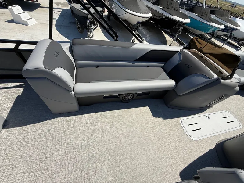 Slide: The Image of Avalon 25' Venture 85 Platinum Elite Windshield w/250HP! 2026 - 16