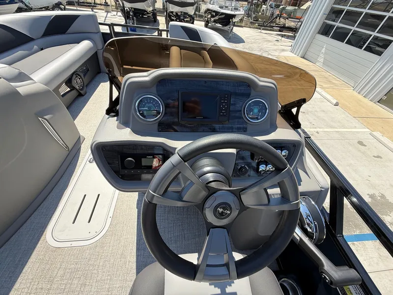 Slide: The Image of Avalon 25' Venture 85 Platinum Elite Windshield w/250HP! 2026 - 17