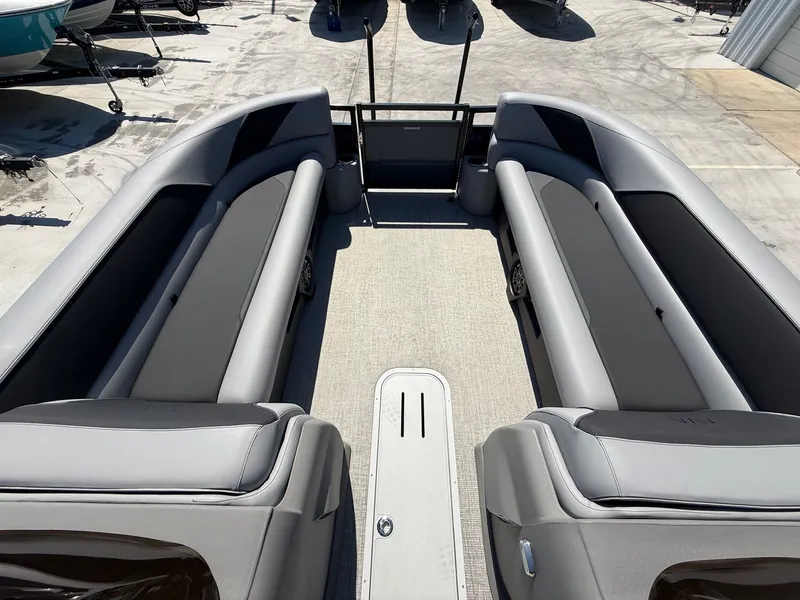 Slide: The Image of Avalon 25' Venture 85 Platinum Elite Windshield w/250HP! 2026 - 18