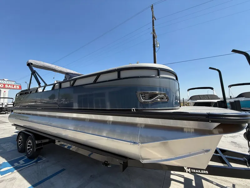Slide: The Image of Avalon 25' Venture 85 Platinum Elite Windshield w/250HP! 2026 - 3