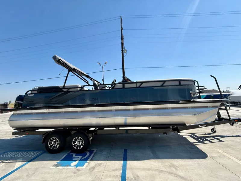 Slide: The Image of Avalon 25' Venture 85 Platinum Elite Windshield w/250HP! 2026 - 4