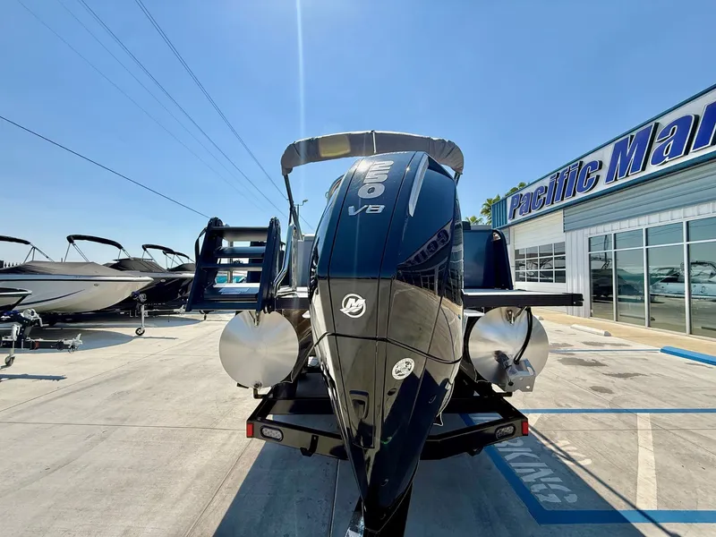 Slide: The Image of Avalon 25' Venture 85 Platinum Elite Windshield w/250HP! 2026 - 6