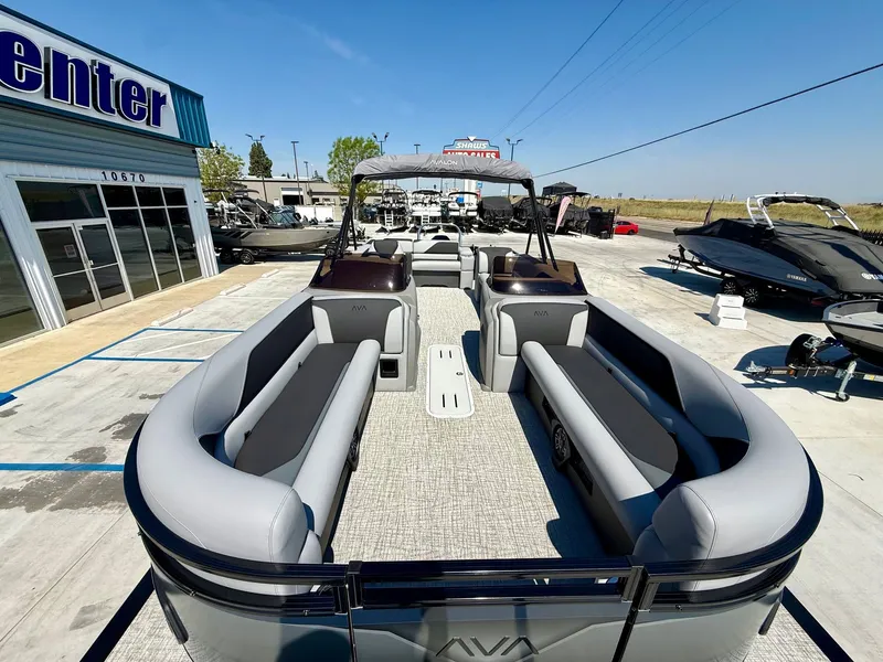 Slide: The Image of Avalon 25' Venture 85 Platinum Elite Windshield w/250HP! 2026 - 7