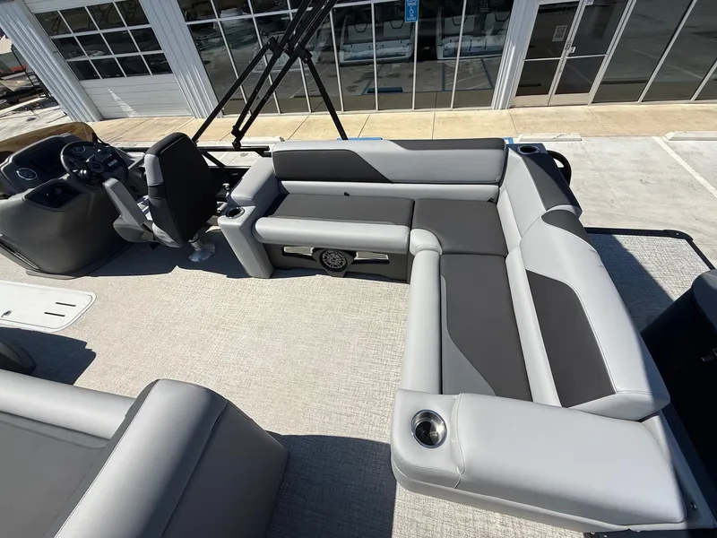 Slide: The Image of Avalon 25' Venture 85 Platinum Elite Windshield w/250HP! 2026 - 8