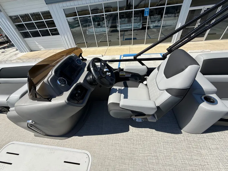 Slide: The Image of Avalon 25' Venture 85 Platinum Elite Windshield w/250HP! 2026 - 9