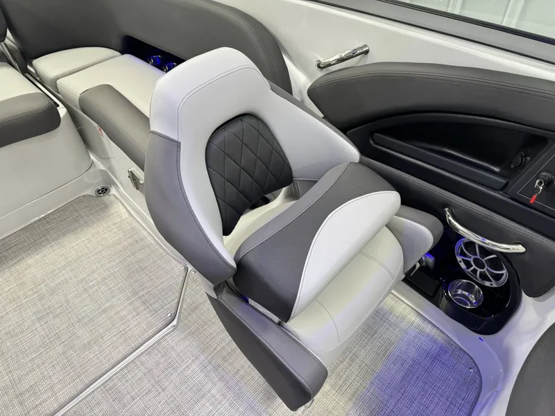 Slide: The Image of Crownline Boats 260 SS 2026 - 10