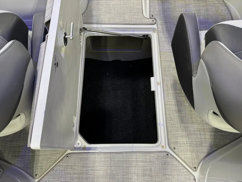 Slide: The Image of Crownline Boats 260 SS 2026 - 13