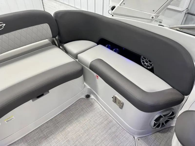 Slide: The Image of Crownline Boats 260 SS 2026 - 18