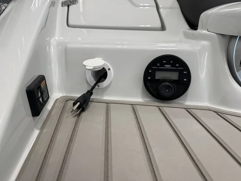 Slide: The Image of Crownline Boats 260 SS 2026 - 19