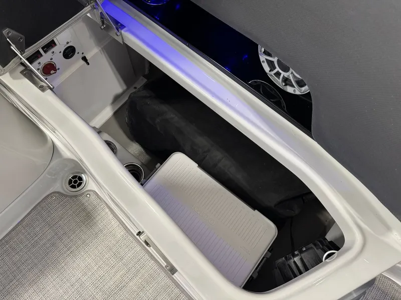 Slide: The Image of Crownline Boats 260 SS 2026 - 20