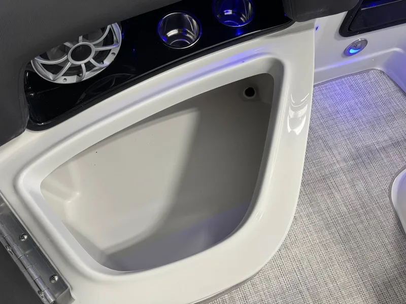 Slide: The Image of Crownline Boats 260 SS 2026 - 5