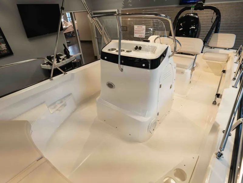 Slide: The Image of Boston Whaler 170 Montauk 2026 - 10