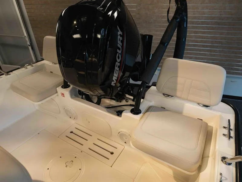 Slide: The Image of Boston Whaler 170 Montauk 2026 - 12