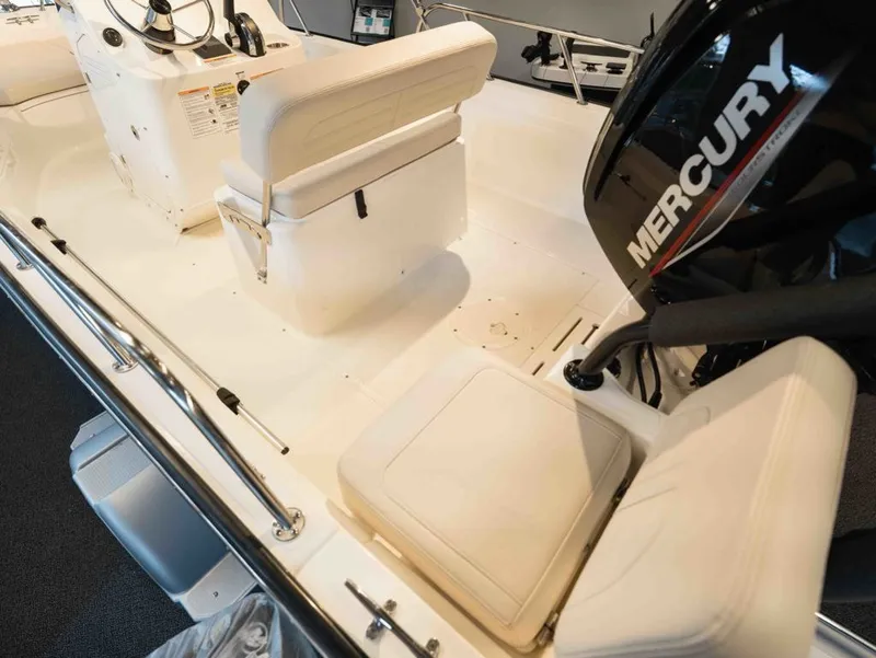Slide: The Image of Boston Whaler 170 Montauk 2026 - 5