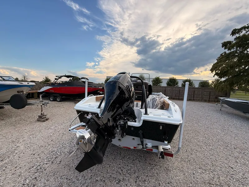 Slide: The Image of Sea Pro 202 Center Console 2025 - 12