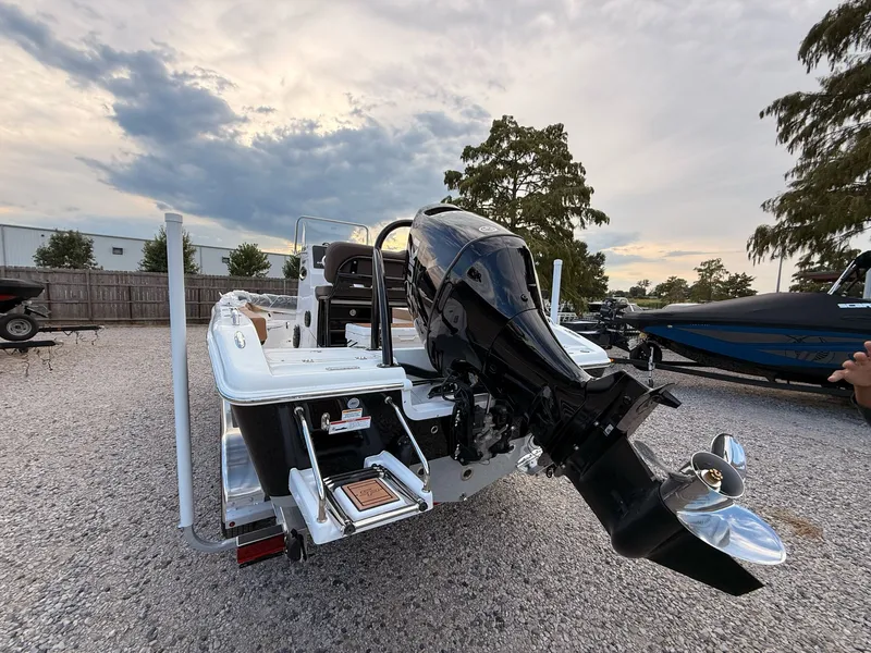 Slide: The Image of Sea Pro 202 Center Console 2025 - 13