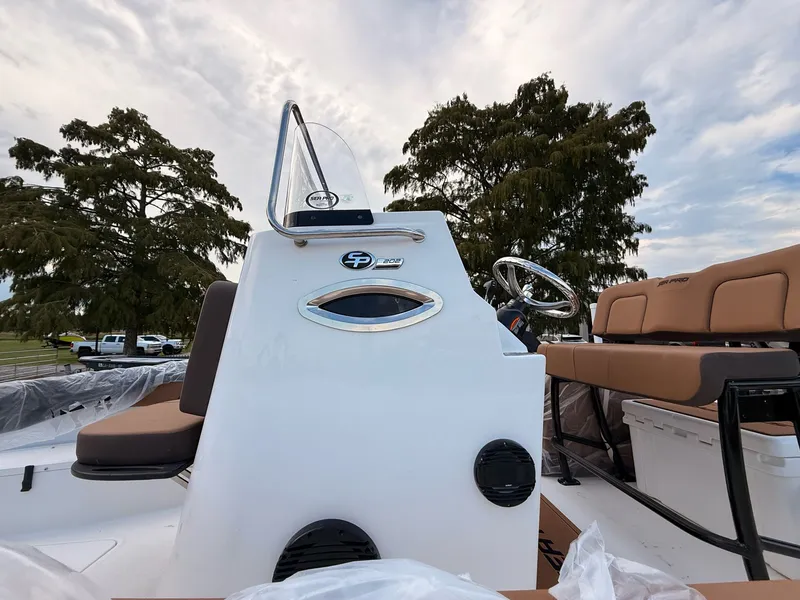 Slide: The Image of Sea Pro 202 Center Console 2025 - 15