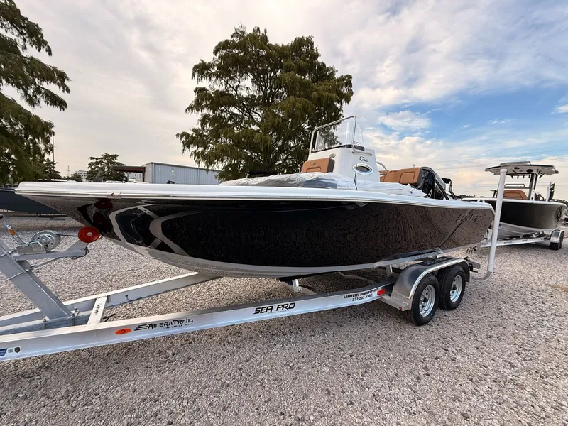 Slide: The Image of Sea Pro 202 Center Console 2025 - 4