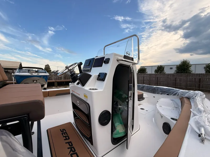 Slide: The Image of Sea Pro 202 Center Console 2025 - 7