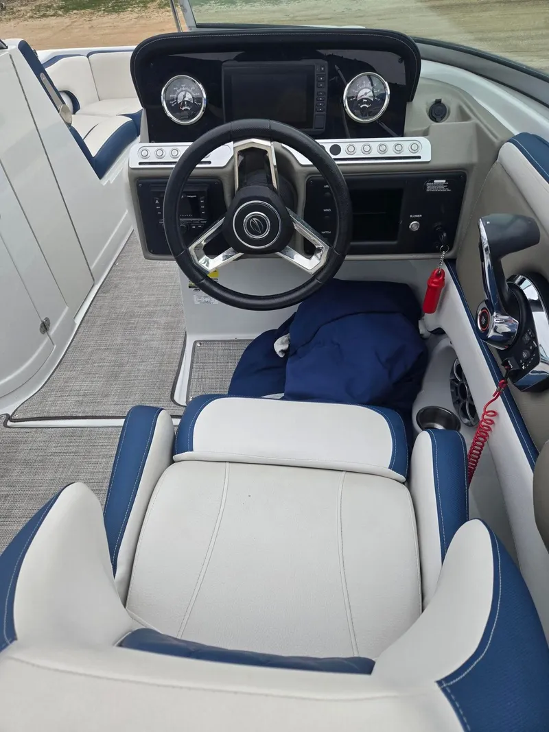 Slide: The Image of Crownline Boats Eclipse E235 2023 - 10