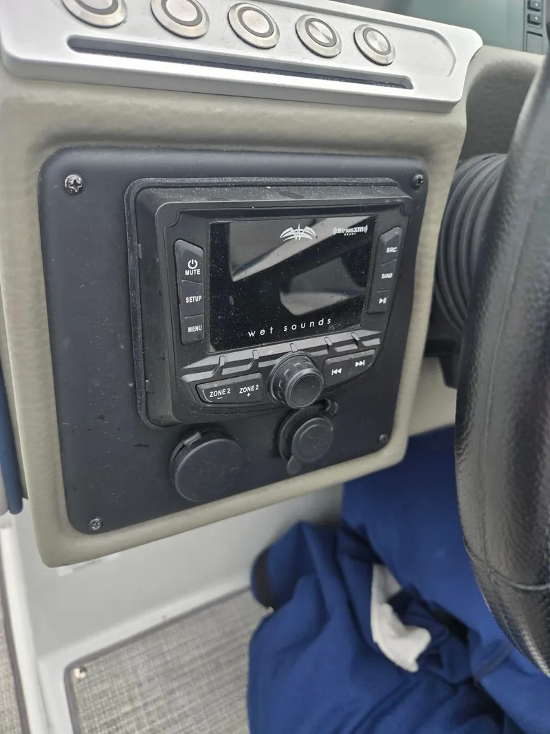 Slide: The Image of Crownline Boats Eclipse E235 2023 - 12