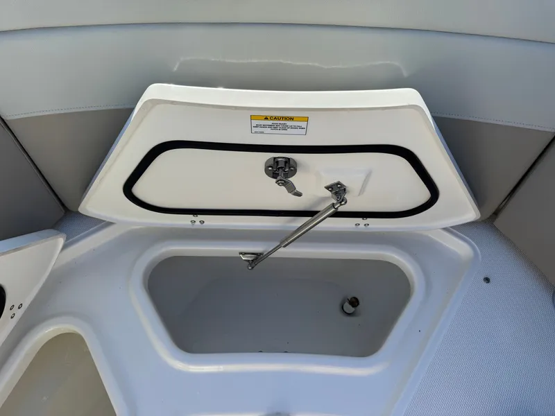 Slide: The Image of Boston Whaler 280 Vantage 2023 - 10