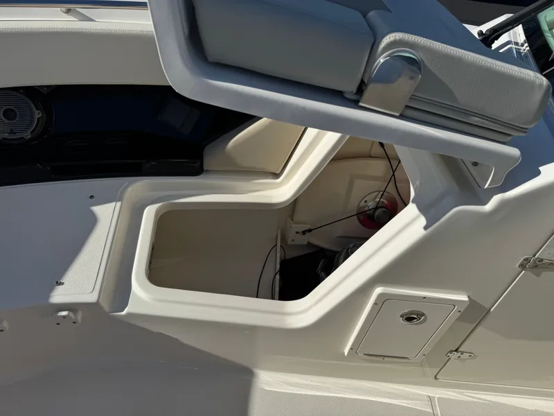 Slide: The Image of Boston Whaler 280 Vantage 2023 - 11