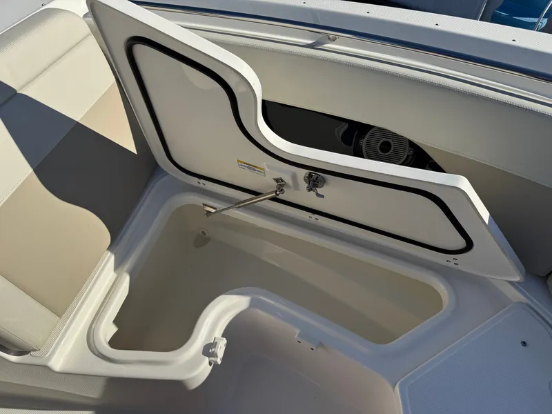 Slide: The Image of Boston Whaler 280 Vantage 2023 - 12