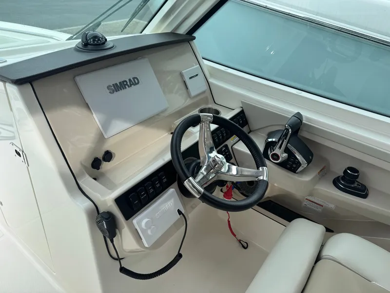 Slide: The Image of Boston Whaler 280 Vantage 2023 - 13