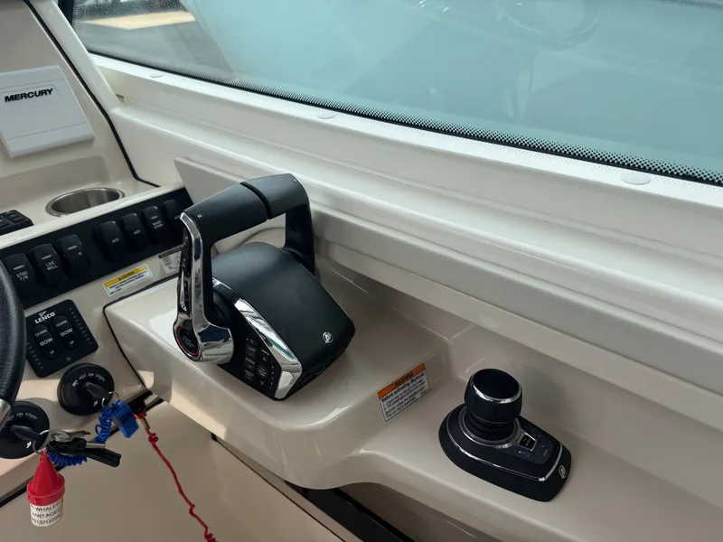 Slide: The Image of Boston Whaler 280 Vantage 2023 - 14