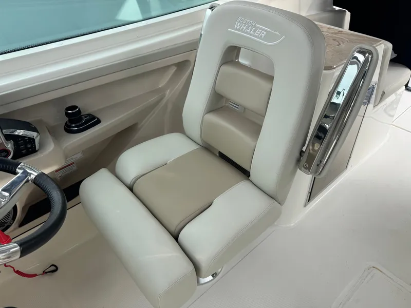 Slide: The Image of Boston Whaler 280 Vantage 2023 - 15