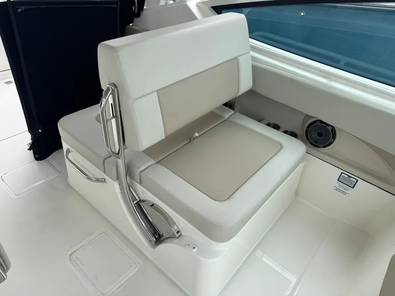 Slide: The Image of Boston Whaler 280 Vantage 2023 - 16