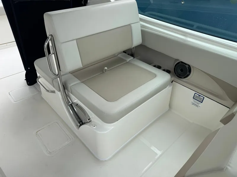 Slide: The Image of Boston Whaler 280 Vantage 2023 - 17