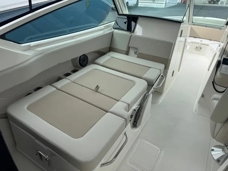Slide: The Image of Boston Whaler 280 Vantage 2023 - 18