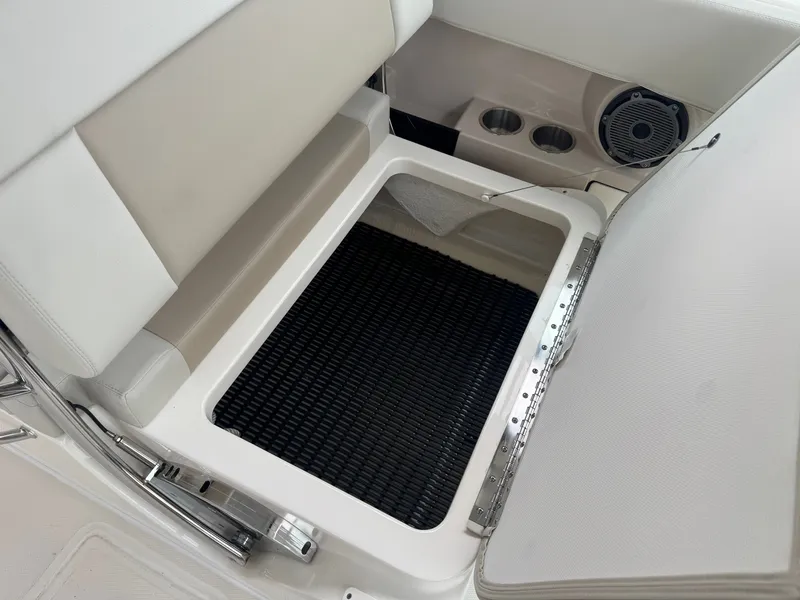 Slide: The Image of Boston Whaler 280 Vantage 2023 - 19