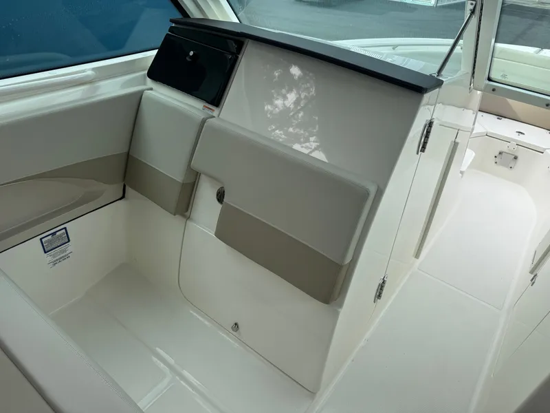 Slide: The Image of Boston Whaler 280 Vantage 2023 - 20