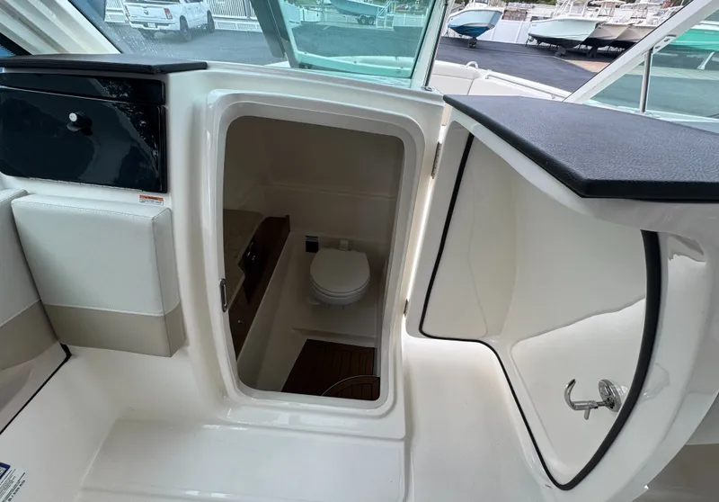 Slide: The Image of Boston Whaler 280 Vantage 2023 - 21