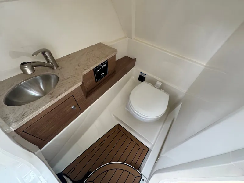 Slide: The Image of Boston Whaler 280 Vantage 2023 - 22