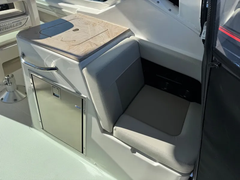 Slide: The Image of Boston Whaler 280 Vantage 2023 - 23