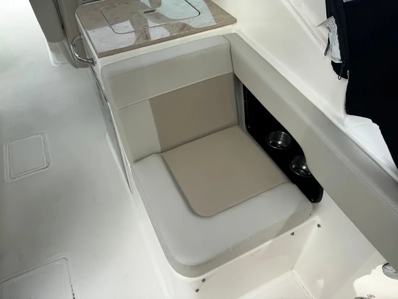 Slide: The Image of Boston Whaler 280 Vantage 2023 - 25
