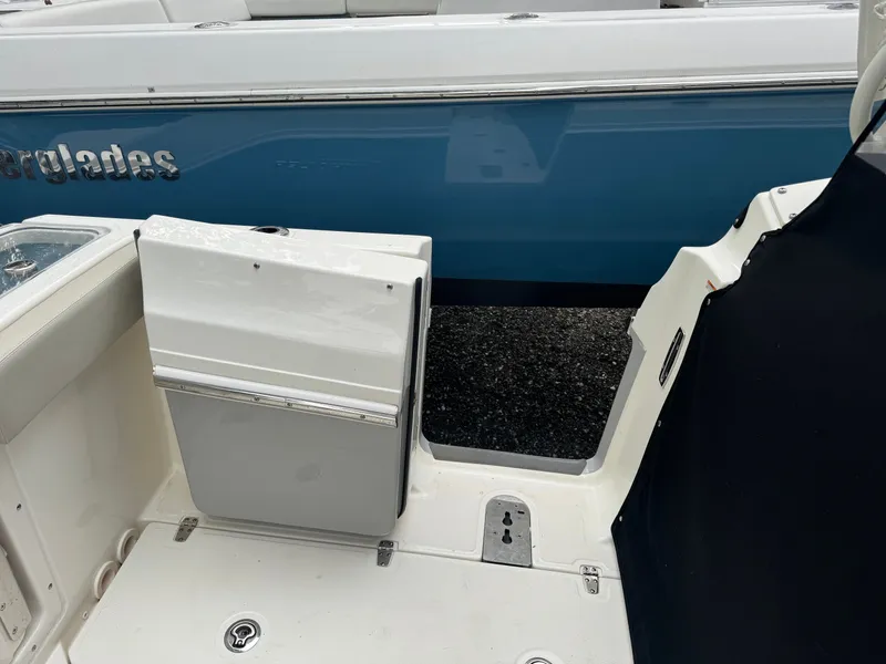 Slide: The Image of Boston Whaler 280 Vantage 2023 - 26