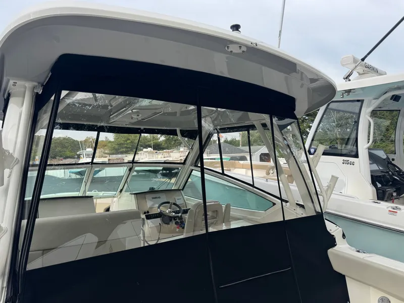 Slide: The Image of Boston Whaler 280 Vantage 2023 - 27
