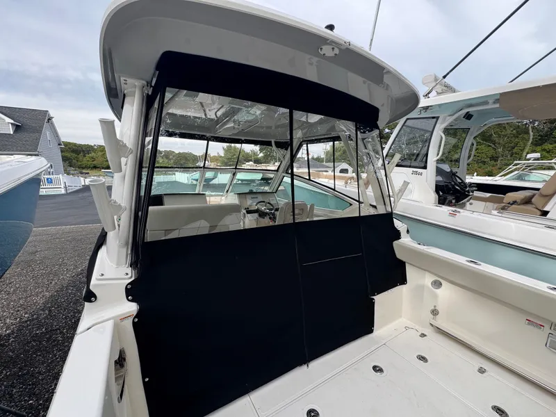 Slide: The Image of Boston Whaler 280 Vantage 2023 - 28