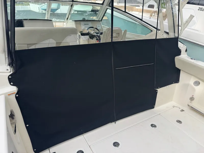 Slide: The Image of Boston Whaler 280 Vantage 2023 - 29