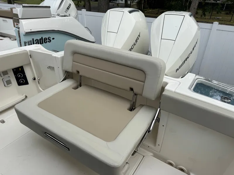 Slide: The Image of Boston Whaler 280 Vantage 2023 - 30