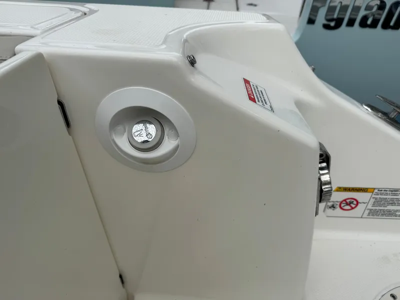 Slide: The Image of Boston Whaler 280 Vantage 2023 - 31