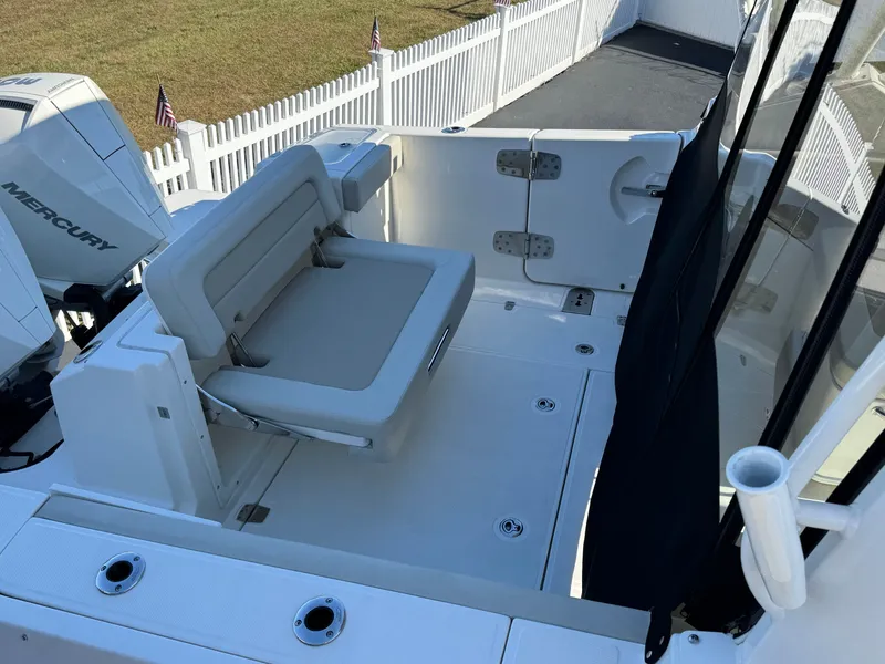 Slide: The Image of Boston Whaler 280 Vantage 2023 - 32